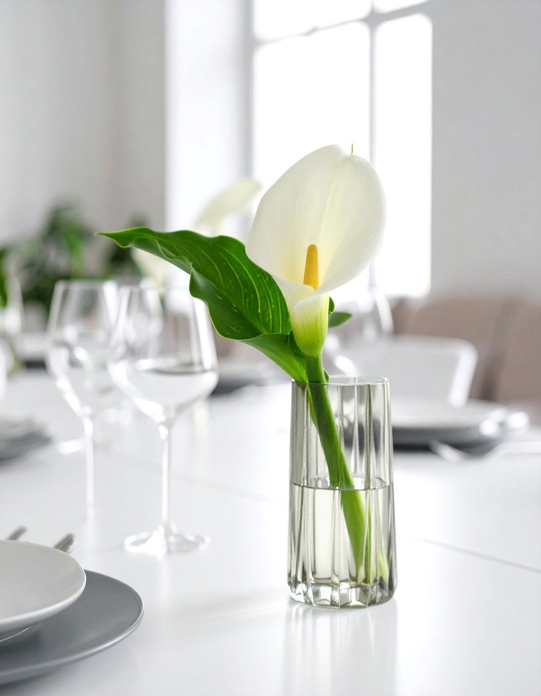 Modern Minimalist Single Stem Arrangements - 24 Flower Centerpiece Ideas