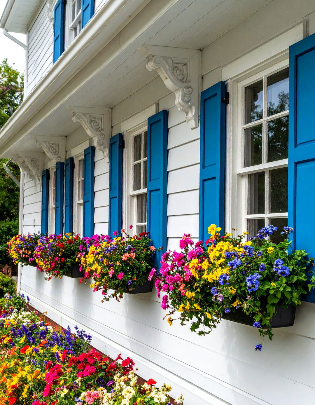 Rosette Corner Details - 24 Exterior Window Trim Ideas
